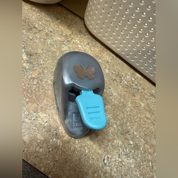 🦋 Butterfly thumb paper punch for crafts and scrapbooking - Picture 1 of 4